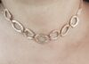 Collier doré avec maillons ovales.