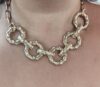 Collier doré à maillons texturés.
