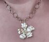 Collier avec pendentif fleur dorée.