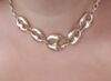 Collier doré avec maillons en gros plan.
