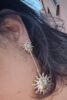 Boucles d'oreilles soleil dorées.