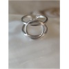 Bague argentée sur fond clair en gros plan.
