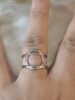 Bague argentée au doigt