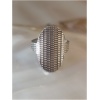 Bague argentée avec motif ovale gravé.