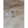 Bague argentée avec motifs de cœur.