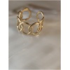 Bague chaîne dorée sur fond blanc.