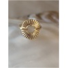 Bague dorée avec motif circulaire sculpté.