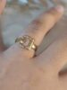 Main portant une bague en or