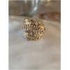 Bague dorée en forme de feuille.