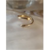 Bague ouverte en or sur fond clair.