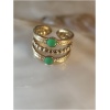 Bague dorée avec pierres vertes.