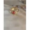 Bague dorée œil avec pierre rouge.