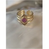 Bague en or avec pierre violette.