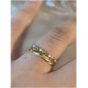 Main avec bague dorée et colorée.