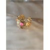 Bague fleur dorée avec pierres colorées.