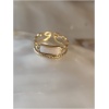 Bague dorée avec pierre nacrée.