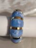 Bague bleue-pastel avec anneaux dorés