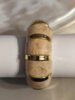 Bracelet beige marbré, accents dorés.