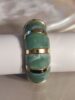 Bague verte et dorée, design marbré élégant.