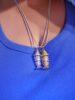 Collier poisson sur un haut bleu.