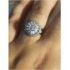 Bague en diamant sur une main.