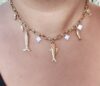 Collier avec pendentifs poissons dorés.