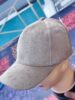 Casquette beige avec strass sur mannequin.