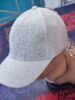Casquette blanche ornée de strass étincelants.