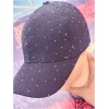 Casquette noire à pois blancs, sur mannequin.