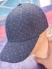 Casquette en denim à pois blancs sur mannequin.