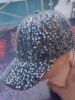 Casquette à paillettes sur mannequin.