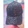 Casquette noire à sequins brillants.