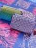 Deux sacs brillants sur fond coloré et décoratif.