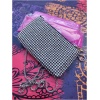 Pochette argentée à strass sur fond coloré.