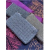 Trois pochettes brillantes sur fond coloré.