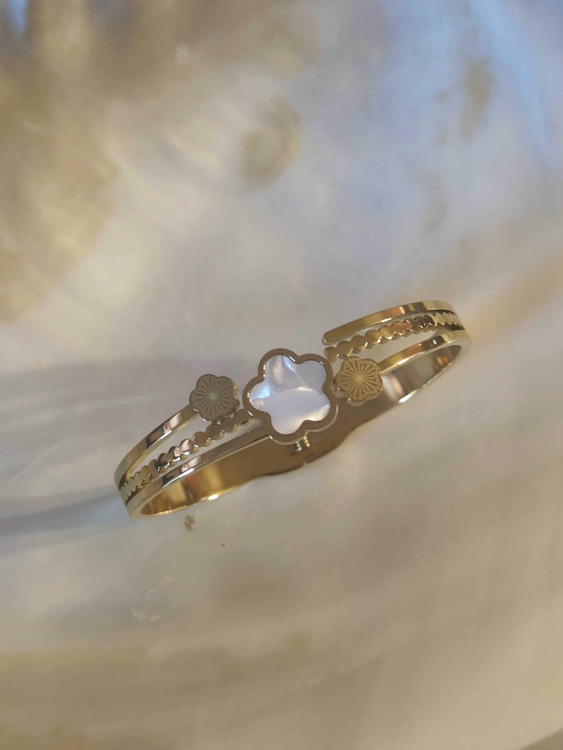 Bracelet jonc fleur nacré Bracelet jonc fleur nacré