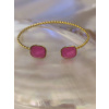 Bracelet torsadé doré avec pierres roses.