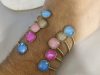 Bracelets colorés aux pierres sur un poignet.