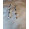 Boucles d'oreilles en métal argenté avec chaînettes.