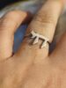 Bague avec symbole hébreu sur un doigt.