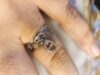 Main portant une bague en argent ornée.