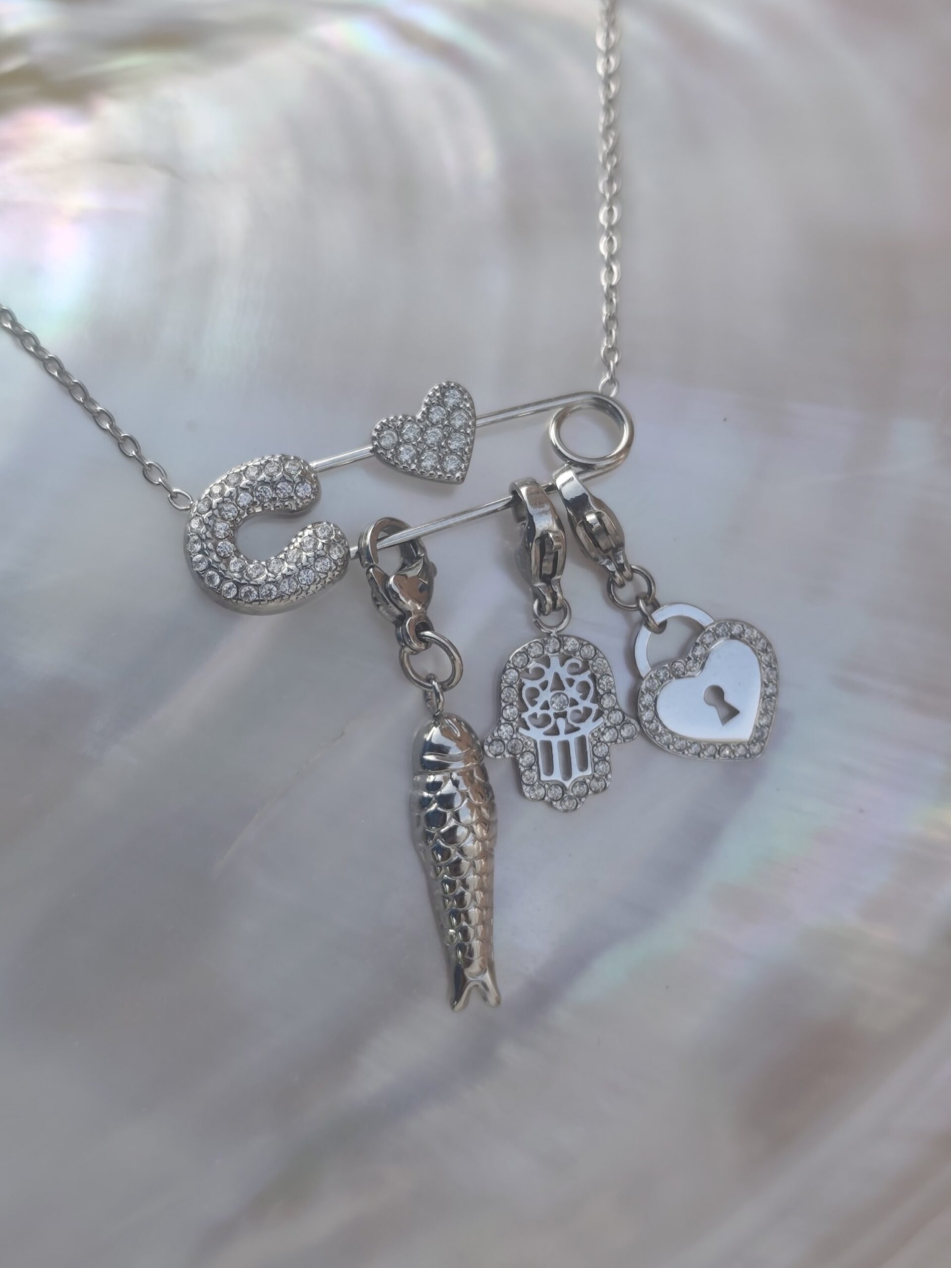 Collier épingle charm