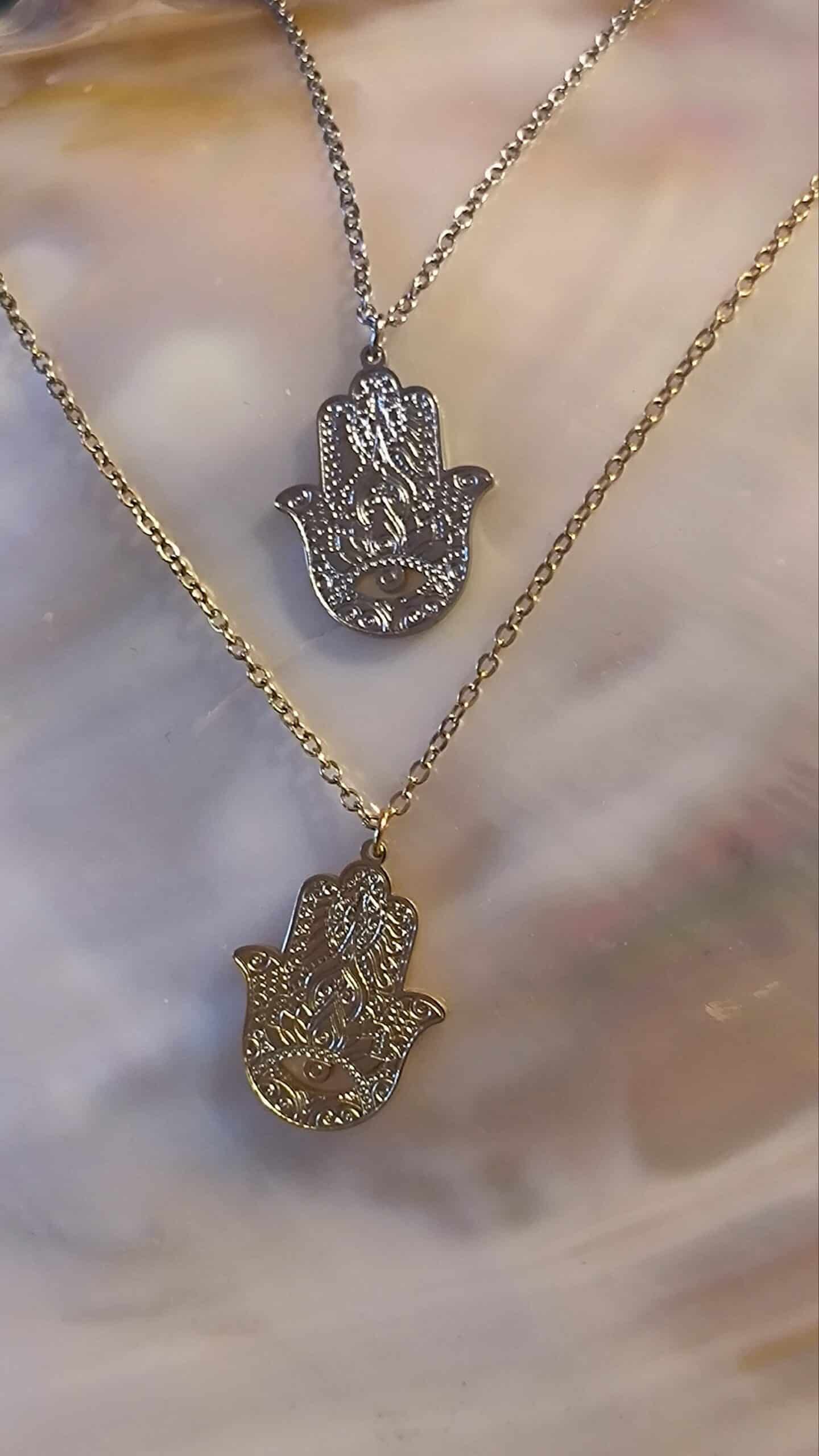 Collier main orientale