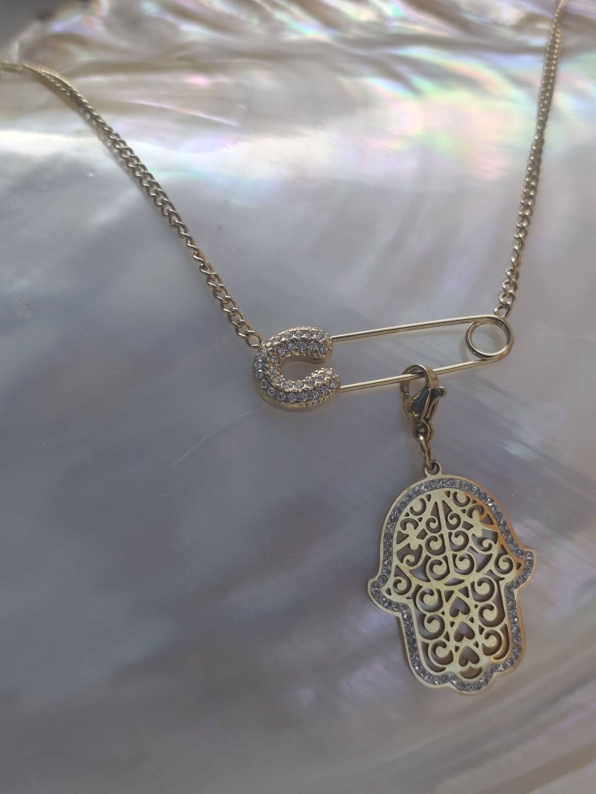 Collier épingle main
