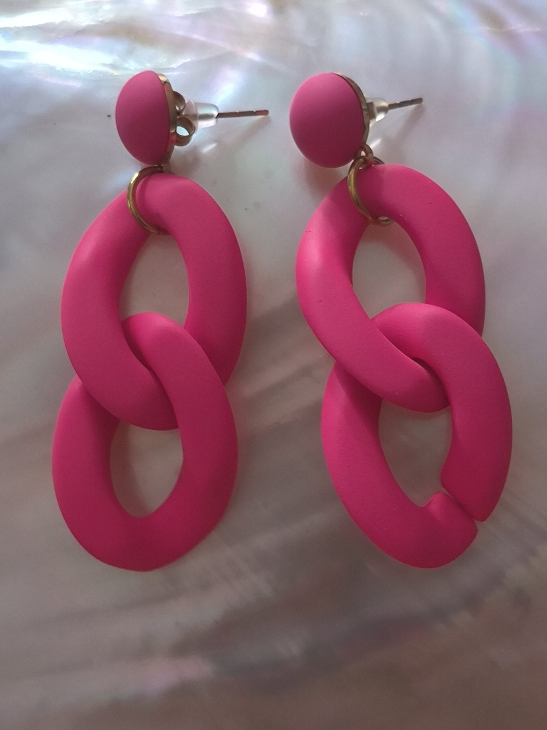 Boucle d'oreille chaîne rose fushia