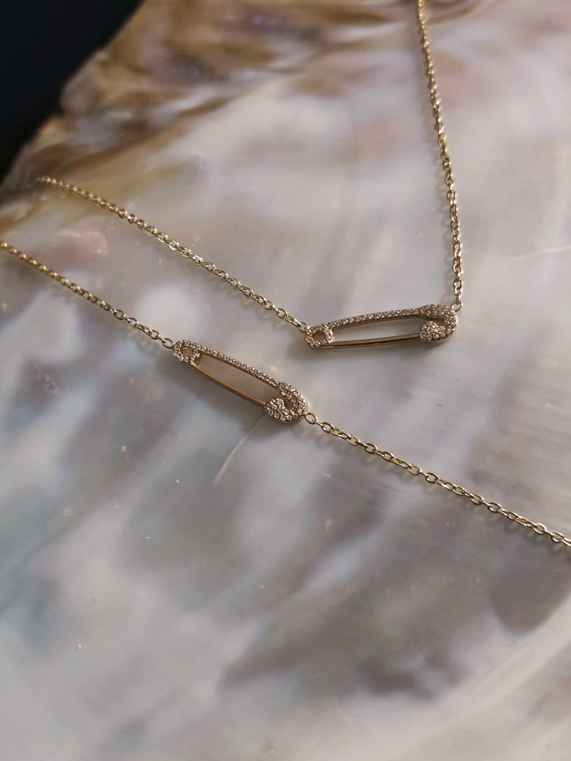 Parure épingle à nourrice
