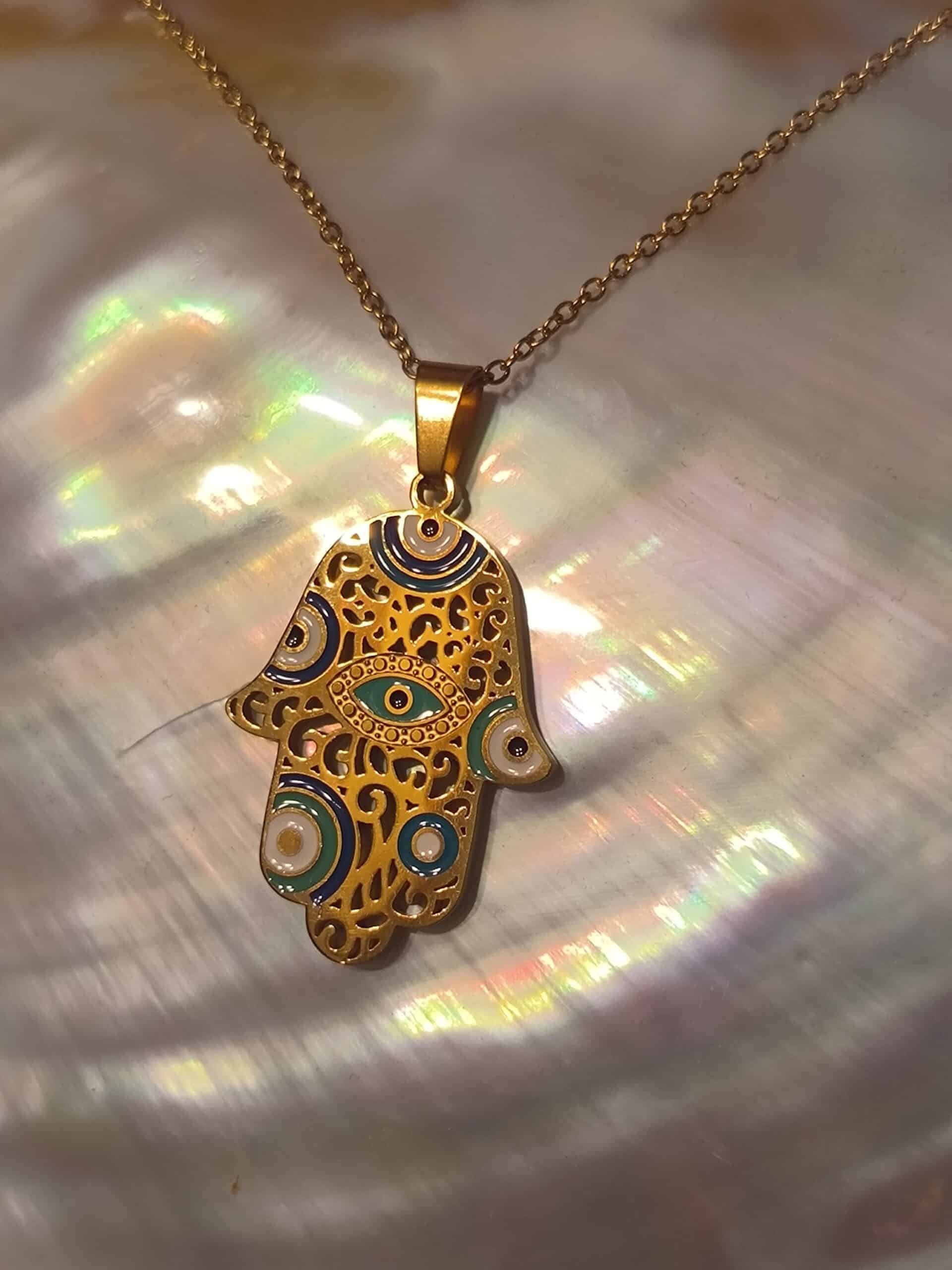 Collier main oeil bleu