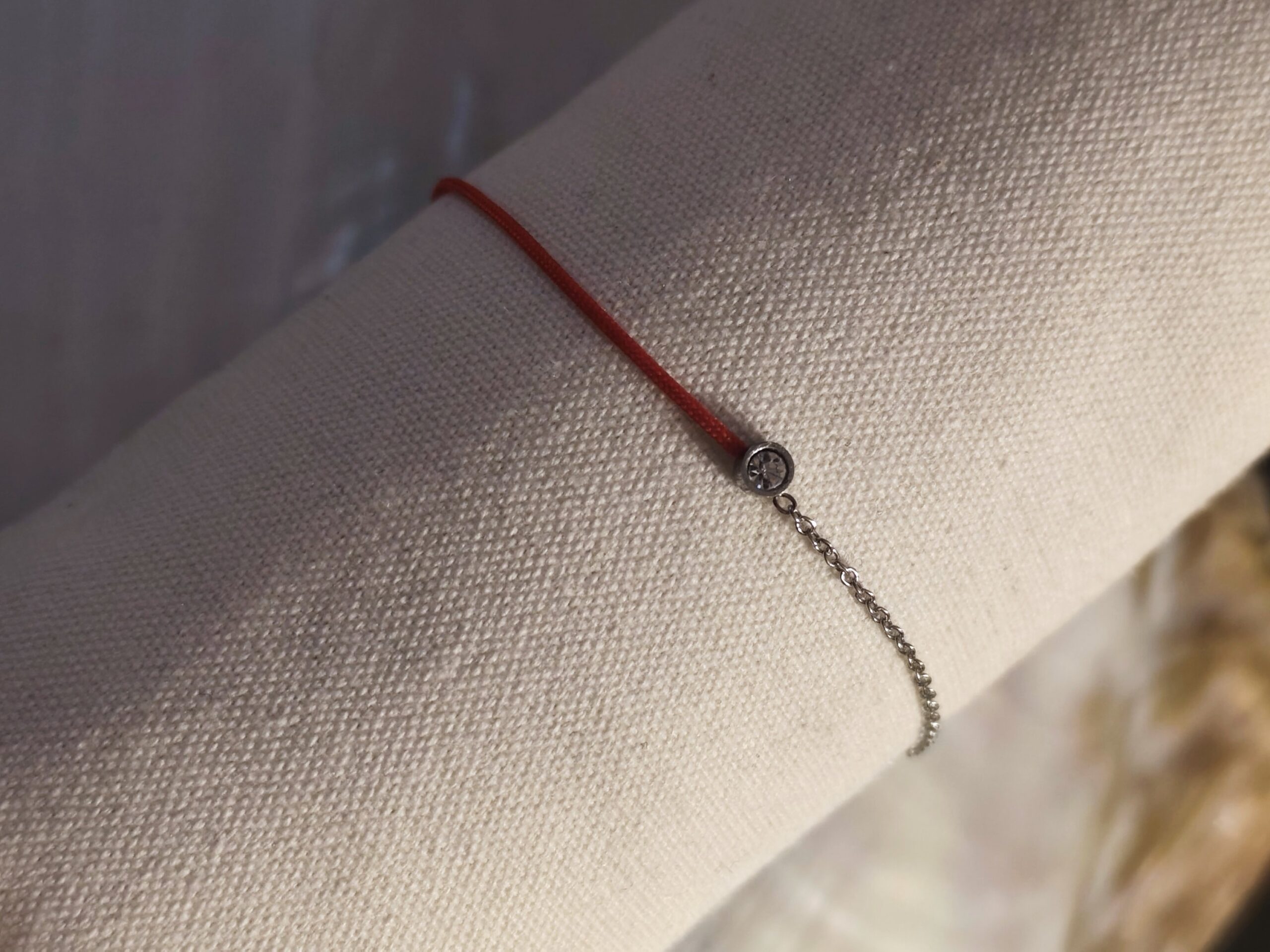 Bracelet moitié fil rouge moitié chaîne