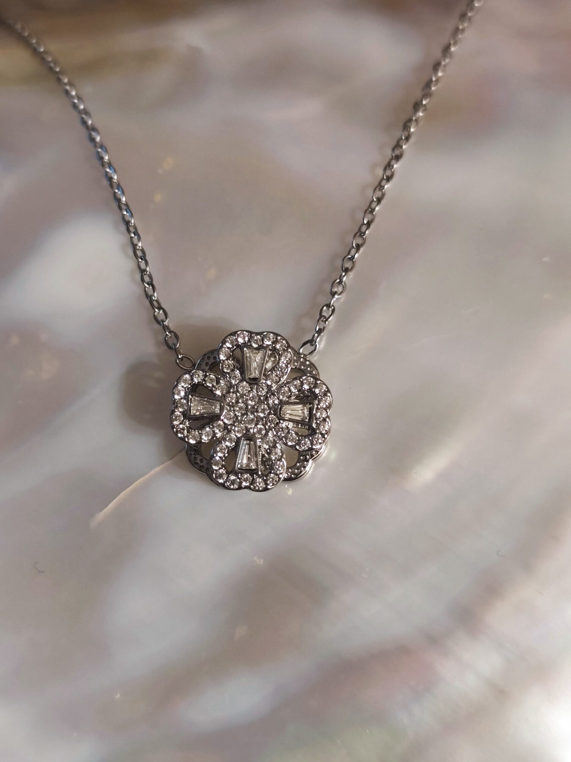 Collier trèfle façon "spiner"