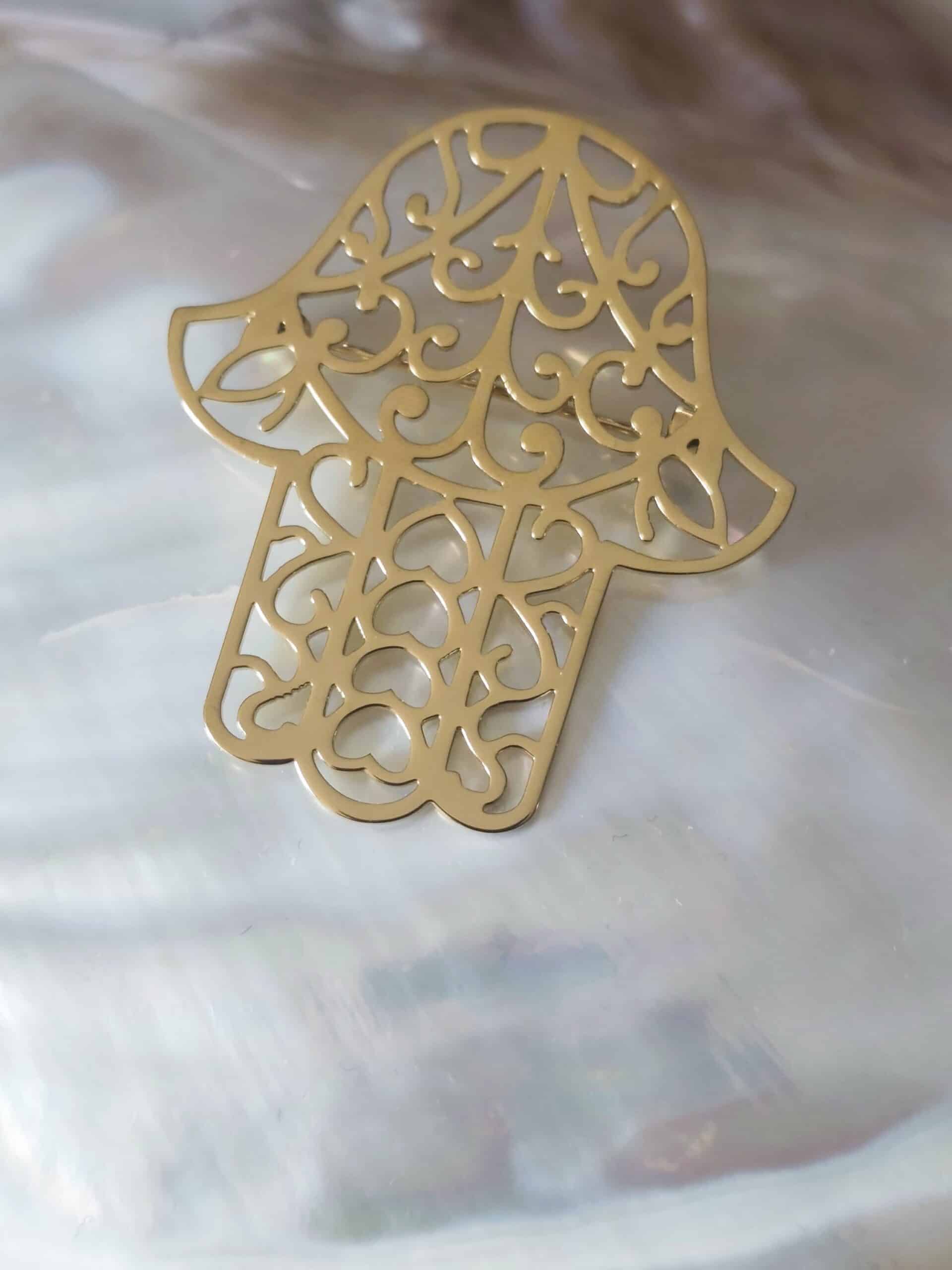 Broche main